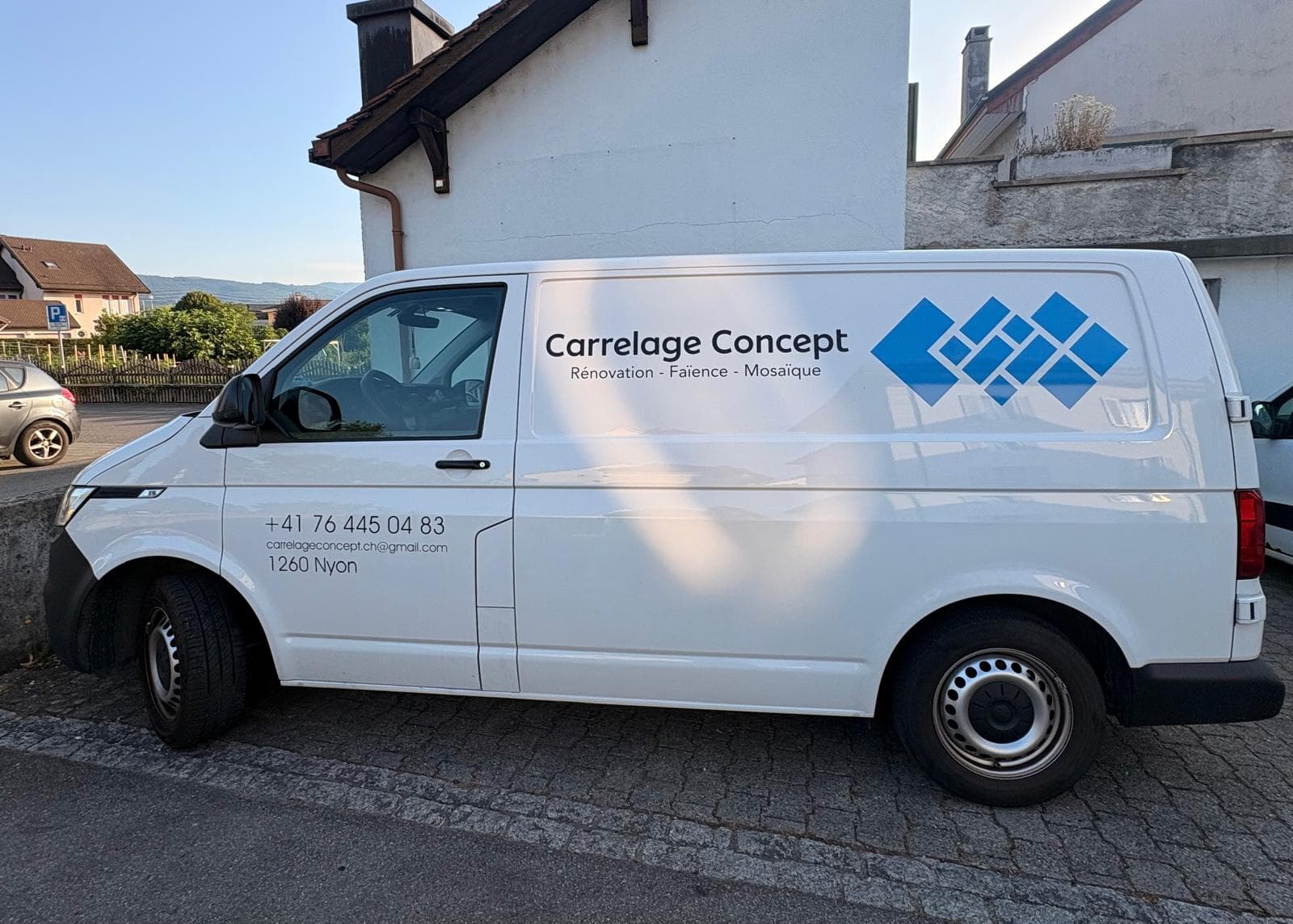 Le fourgon Carrelage Concept, floqué du logo et des coordonnées, stationné à Nyon