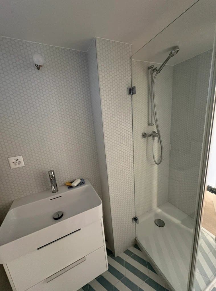 Douche à l'italienne d'angle avec paroi vitrée