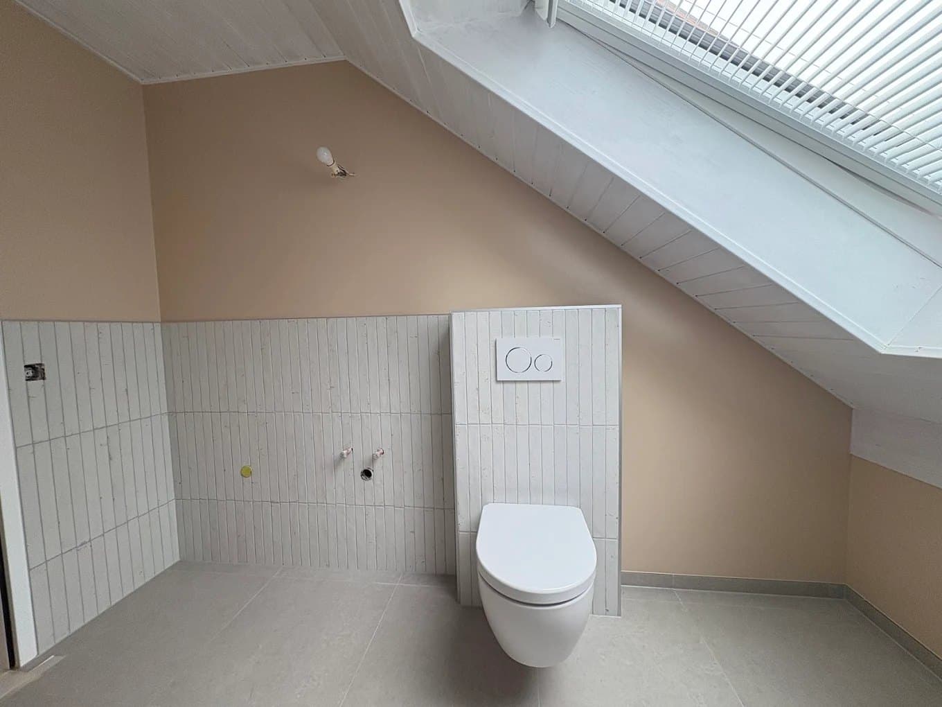 WC suspendu dans une salle de bain sous combles à Trélex