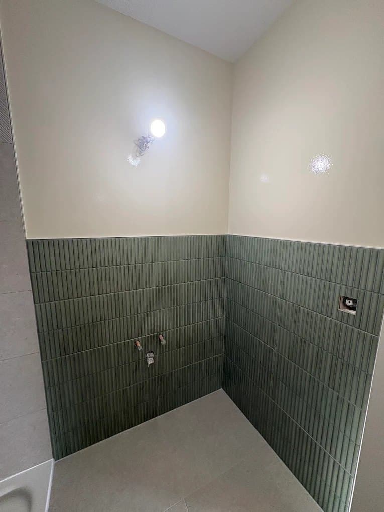 Murs carrelés d'une salle de bain à Trélex