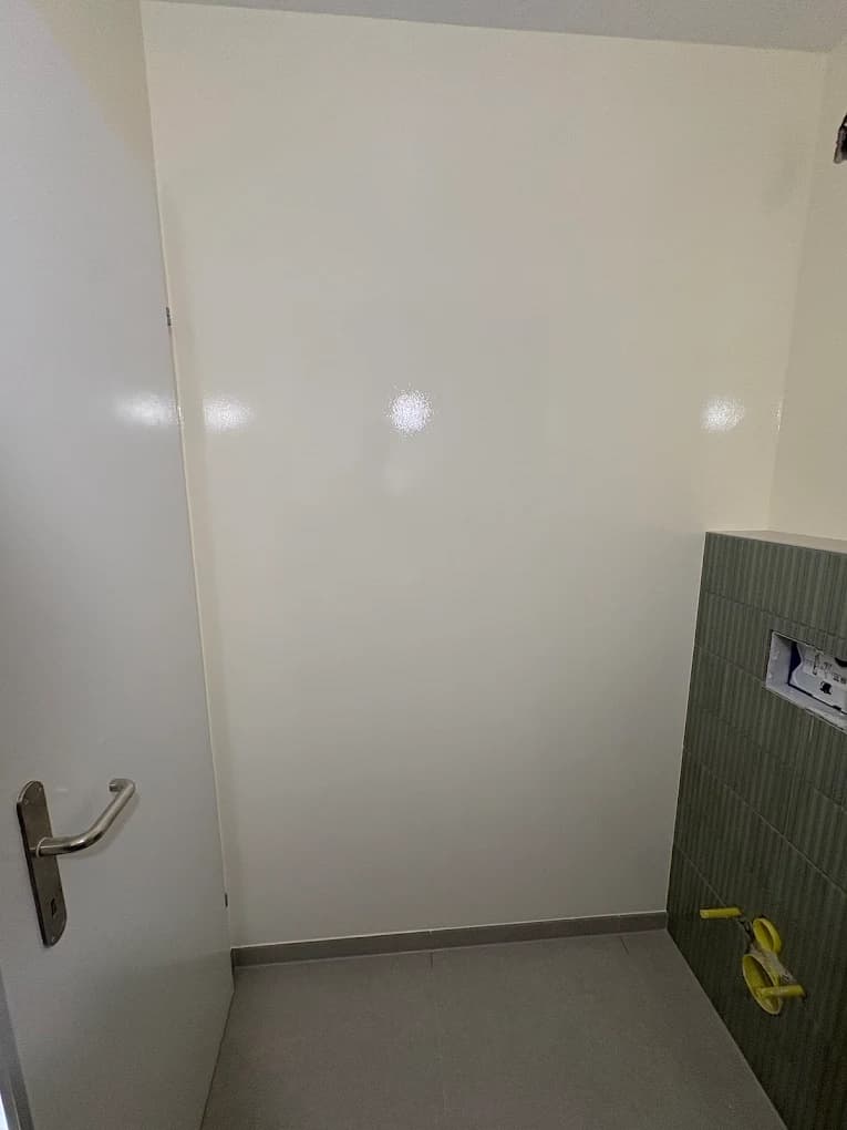 Porte et faïence verte dans une salle de douche à Trélex